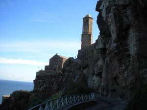 chiesa contorno mura castello
