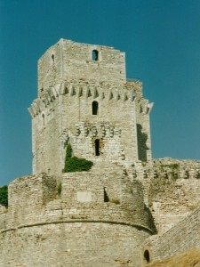 La Rocca di Assisi nel cielo  azzurro