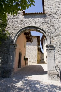 Castelmonte, un accesso al borgo fortificato