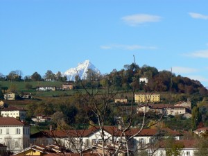 Collina di Saluzzo con sfondo del Monviso