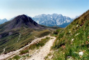 Vista sul Col Quaternà (2.503 m) e il Gruppo del Popera (nello sfondo)