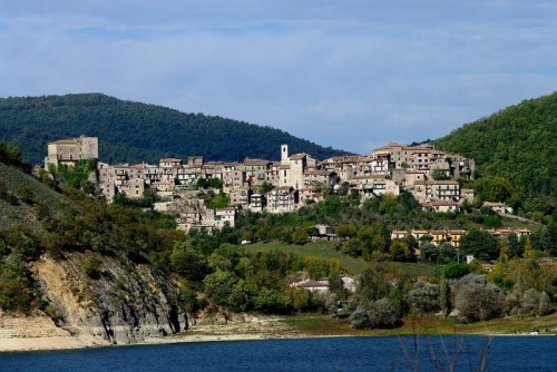 Castel di Tora - Illuminato dal sole del mattino Castel di Tora - Illuminato dal sole del mattino