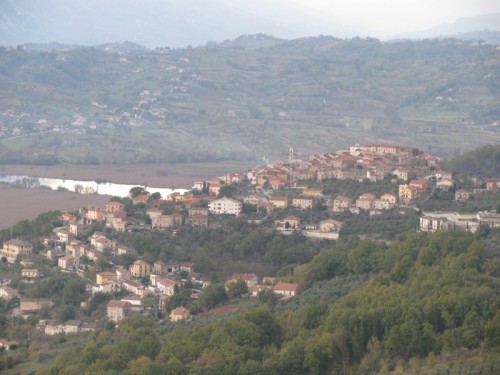 Posta Fibreno - il lago e il paese all'ora del tramonto Posta Fibreno - il lago e il paese all'ora del tramonto