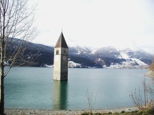 Lago di Resia ed il suo campanile.