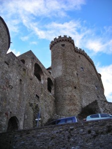 Il castello incombe al fin della salita