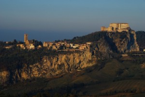 Svetta San Leo in una cuspite rocciosa