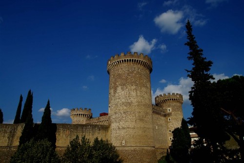 Tivoli - Cipressi che fanno da contorno alcastello Tivoli - Cipressi che fanno da contorno alcastello