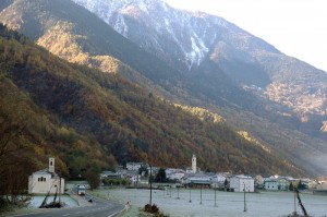 Il piccolo paese di Cedrasco in Valtellina