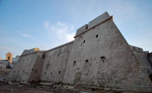 lavori in corso al Castello Angioino a Mola di Bari