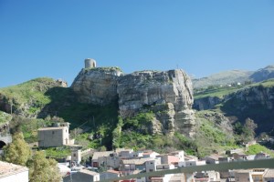 Svetta dall’alto la Torre dei Saraceni