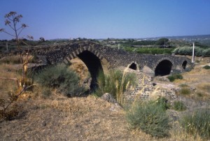 Adrano e il ponte Saraceno sul Simeto