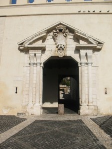 Vista ravvicinata della Porta del Sole
