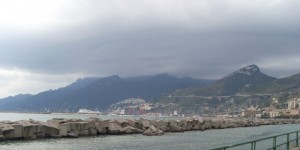 Un nuvolone incombe sul Porto Salernitano