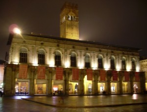 Palazzo del Podestà in veste notturna