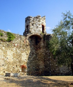 resti delle mura della Rocca Nuova