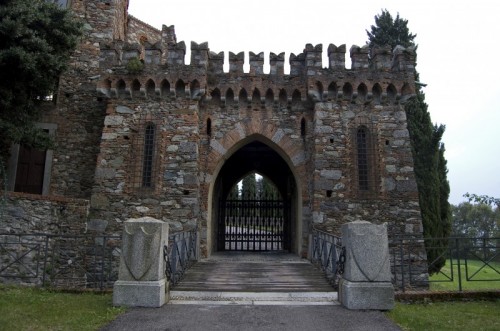 Monguzzo - la porta del Castello