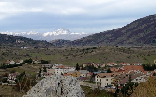 Ovindoli - Ovindoli con sullo sfondo il Gran Sasso Ovindoli - Ovindoli con sullo sfondo il Gran Sasso