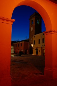 Svetta sulla piazza principale con i suoi 24 metri di altezza