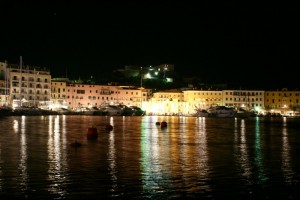Porto di Portoferraio nel pieno dell’attività notturna…