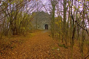 Castello Magreglio-Barni portoncino entrata secondaria nel bosco