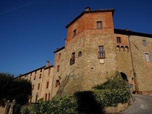 Rocca “Buitoni”  e porta rastrella a Paciano, simbolo del centro storico fortificato.