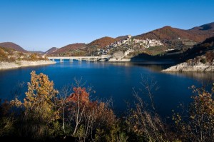 Colori d’autunno sul lago del Turano