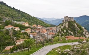 “il borgo con il suo castello”