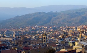 Incastonato tre le falde dell’Etna