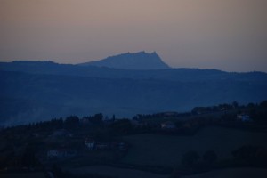 Panoramica da Petriano, si intravedono le 3 punte di San Marino
