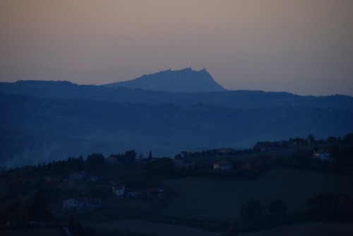Petriano - Panoramica da Petriano, si intravedono le 3 punte di San Marino