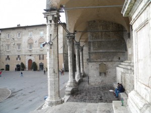 il colonnato di piazza IV novembre