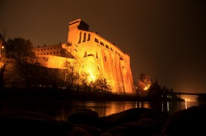 il castello Borromeo visto dalle sponde dell’Adda