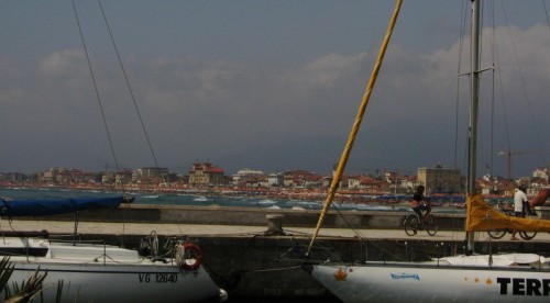 Viareggio - Dietro le barche la spiaggia di Viareggio Viareggio - Dietro le barche la spiaggia di Viareggio