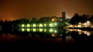 Panorama notturno riflesso nelle acque dell’Adda