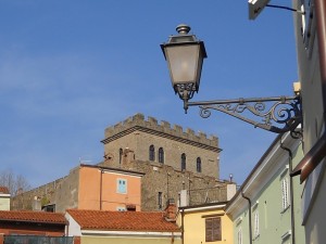 castello e antico lampione