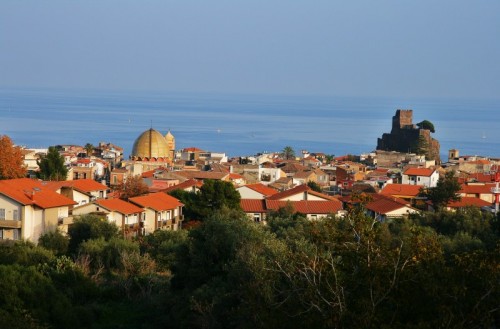 Aci Castello - profilo sul mare di Aci