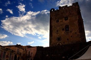 Tramonto dietro il castello normanno