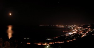 Panorama notturno con la Luna e Giove