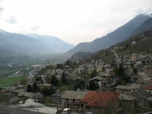Poggiridenti e sullo sfondo la Valtellina