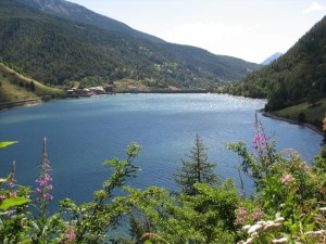 il lago di Pontechianale, panorama verso la diga