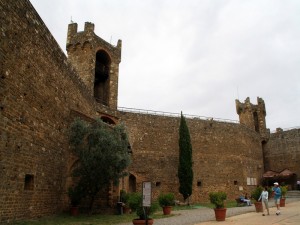 Montalcino - il cortile del castello