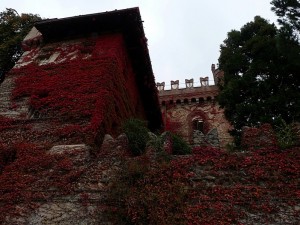 Un manto rosso sulle mura del castello della tortura.