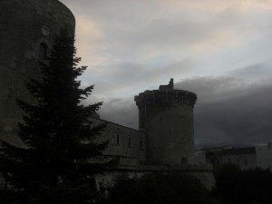 Venosa - Castello Aragonese - La torre di ponente in un grigio tramonto