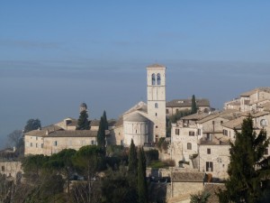 Assisi immersa nel blu