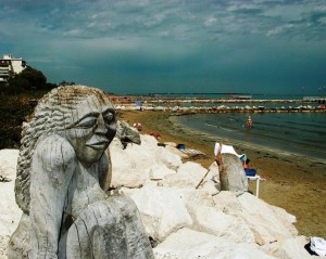 sculture in legno al mare.lido di venezia