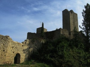 Porta, mura e torrione del Castello di Romena