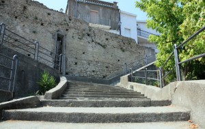 andando verso le mura antiche di cariati