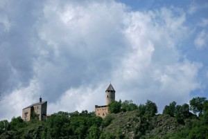 il castello diviso in due:  Castel Pietra