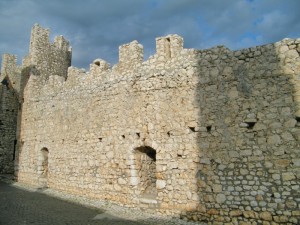 Le mura all’ingresso del borgo