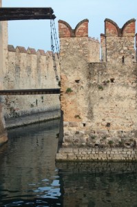 accesso al castello sull’acqua: ponte levatoio